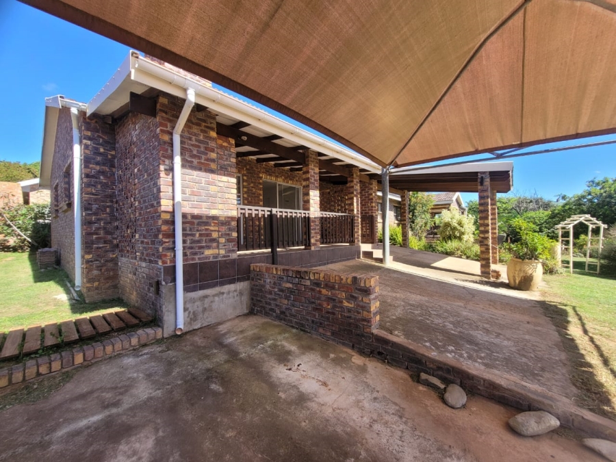 To Let 4 Bedroom Property for Rent in Wavecrest Eastern Cape